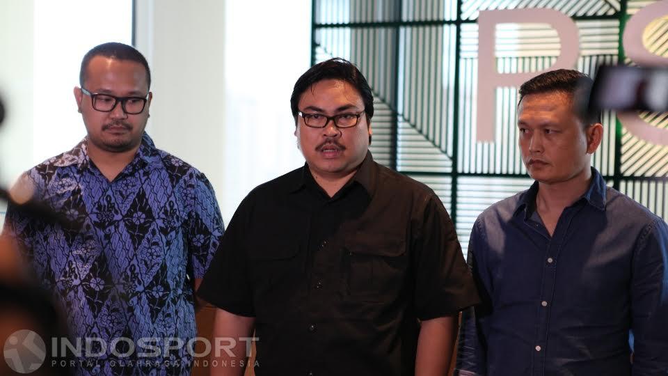 Sekjen PSSI Ade Wellington (tengah) didampingi Panitia pelaksana Yeyen Tumen (kanan) dan perwakilan Kiostix Andika Putra (kiri) saat prescon terkait tiket Timnas vs Vietnam.